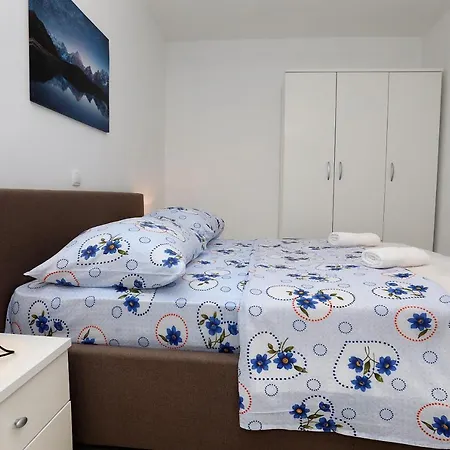 Beautiful 2-bed In Okrug Gornji Lejlighed