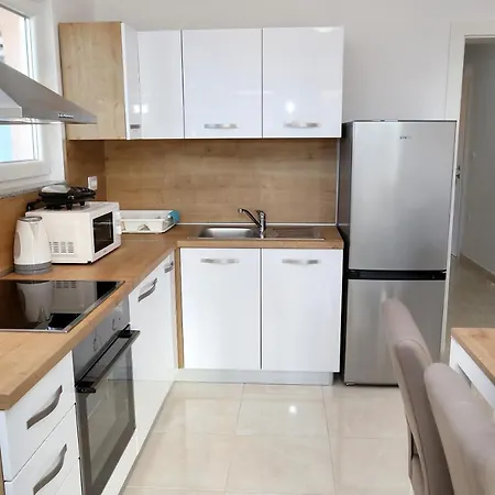 Beautiful 2-bed In Okrug Gornji