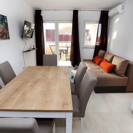 Beautiful 2-bed Трогир