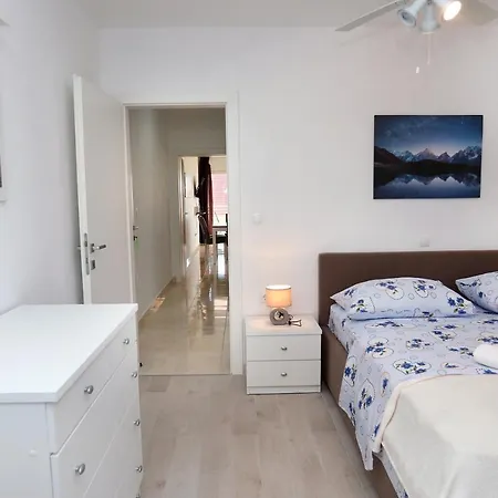 Beautiful 2-bed In Okrug Gornji Trogir